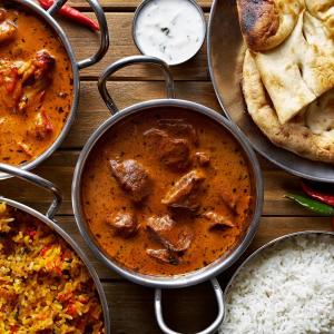 コンスタンチン・イェジオルナにあるZajazd Pułaskiegoの鍋料理と米が置かれたテーブル