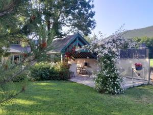 Vonkajšia záhrada v ubytovaní grange rénovée en gîte/maison/chalet