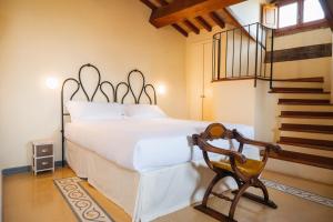Postel nebo postele na pokoji v ubytování Rocca d'Orcia Suites and Villas