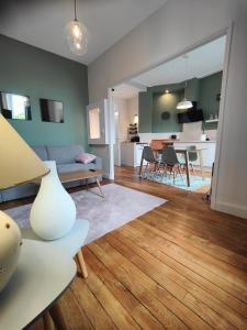 Televízia a/alebo spoločenská miestnosť v ubytovaní Résidence Leclerc - Appartements d'hôtes - Secteur thermal