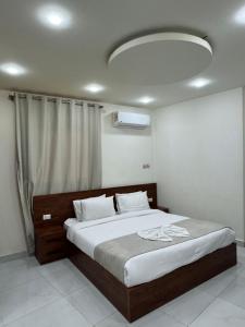 Uma cama ou camas num quarto em Prince of the Pyramids & Sphinx