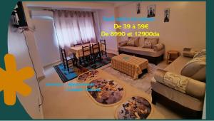 un salon avec un canapé et une table dans l'établissement BEJAIA Location Appartements de 49 à 59eur, à Béjaïa 37 autres photos