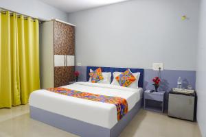 Postel nebo postele na pokoji v ubytování FabHotel Baner Executive - Nr MCF Camp