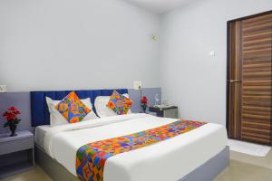 Postel nebo postele na pokoji v ubytování FabHotel Baner Executive - Nr MCF Camp