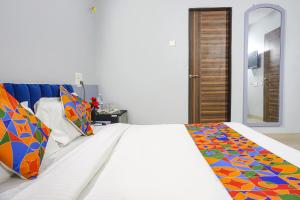 Postel nebo postele na pokoji v ubytování FabHotel Baner Executive - Nr MCF Camp