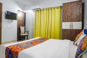 Postel nebo postele na pokoji v ubytování FabHotel Baner Executive - Nr MCF Camp