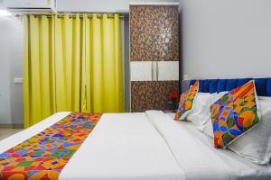 Postel nebo postele na pokoji v ubytování FabHotel Baner Executive - Nr MCF Camp