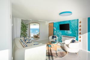 Televisyen dan/atau pusat hiburan di Laguna Blu - Resort Villa overlooking the sea on the Amalfi Coast