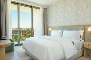 เตียงในห้องที่ The Westin Salgados Beach Resort, Algarve