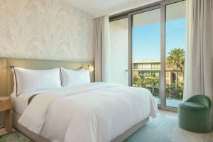 เตียงในห้องที่ The Westin Salgados Beach Resort, Algarve