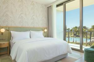 เตียงในห้องที่ The Westin Salgados Beach Resort, Algarve