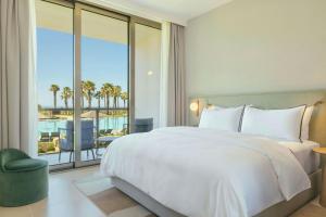 เตียงในห้องที่ The Westin Salgados Beach Resort, Algarve