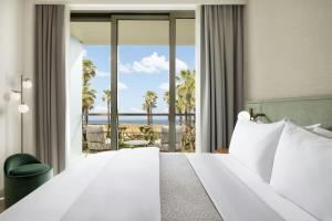เตียงในห้องที่ The Westin Salgados Beach Resort, Algarve