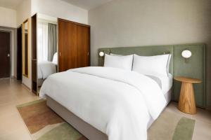 เตียงในห้องที่ The Westin Salgados Beach Resort, Algarve