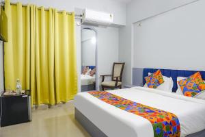 Postel nebo postele na pokoji v ubytování FabHotel Baner Executive - Nr MCF Camp