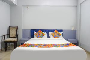 Postel nebo postele na pokoji v ubytování FabHotel Baner Executive - Nr MCF Camp