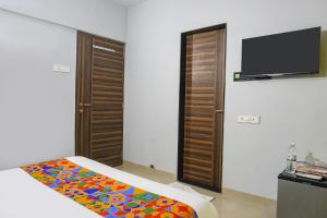 TV a/nebo společenská místnost v ubytování FabHotel Baner Executive - Nr MCF Camp