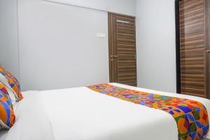 Postel nebo postele na pokoji v ubytování FabHotel Baner Executive - Nr MCF Camp