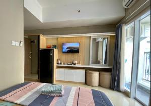 Apt Royal Sentul Park Compact Studio TV 또는 엔터테인먼트 센터