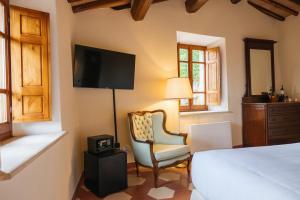 Postel nebo postele na pokoji v ubytování Rocca d'Orcia Suites and Villas + 37 fotografií