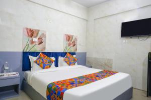 Postel nebo postele na pokoji v ubytování FabHotel Baner Executive - Nr MCF Camp