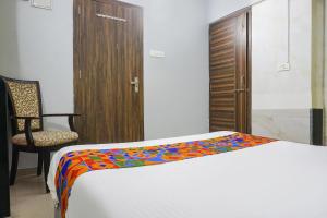 Postel nebo postele na pokoji v ubytování FabHotel Baner Executive - Nr MCF Camp