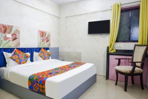 Postel nebo postele na pokoji v ubytování FabHotel Baner Executive - Nr MCF Camp