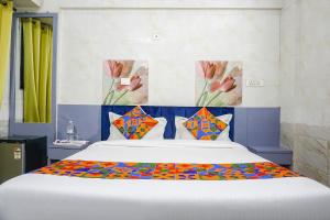 Postel nebo postele na pokoji v ubytování FabHotel Baner Executive - Nr MCF Camp