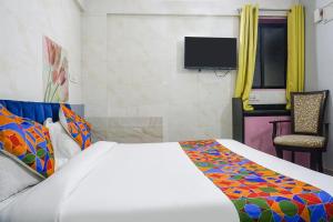Postel nebo postele na pokoji v ubytování FabHotel Baner Executive - Nr MCF Camp