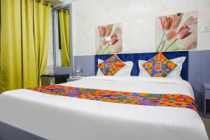 Postel nebo postele na pokoji v ubytování FabHotel Baner Executive - Nr MCF Camp