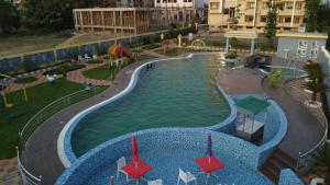 Bazén v ubytování Hotel Aarohi nebo v jeho okolí