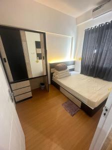 Postel nebo postele na pokoji v ubytování Green Valley Balikpapan By Skylane