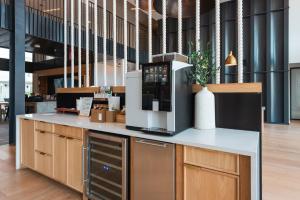 eine Küche mit einer Arbeitsfläche, auf der eine Mikrowelle steht in der Unterkunft Luxury 2-BR with Juliet Balcony in Austin