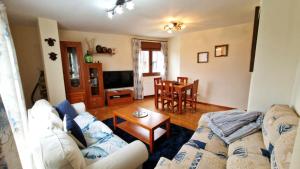 a living room with a couch and a table at Apartamento Ría Villaviciosa in Villaviciosa