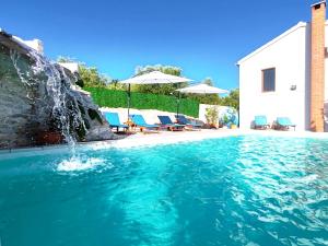 einen Pool mit Wasserfall in einem Haus in der Unterkunft Winter holidays in Holiday home Olive garden Platinum in Posedarje + 125 Fotos