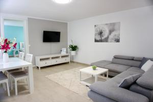 a living room with a couch and a table at Ferienwohnung Sonnenschein in Jüterbog