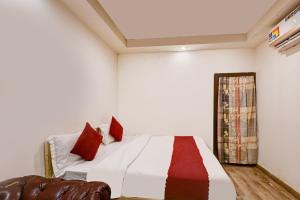 Postel nebo postele na pokoji v ubytování Hotel Bir home stay - couple friendly stay near nizamuddin