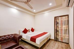 Postel nebo postele na pokoji v ubytování Hotel Bir home stay - couple friendly stay near nizamuddin