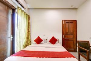 Postel nebo postele na pokoji v ubytování Hotel Bir home stay - couple friendly stay near nizamuddin