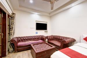 TV a/nebo společenská místnost v ubytování Hotel Bir home stay - couple friendly stay near nizamuddin