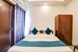 Postel nebo postele na pokoji v ubytování Hotel Bir home stay - couple friendly stay near nizamuddin