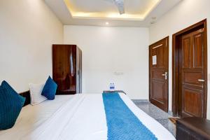 Postel nebo postele na pokoji v ubytování Hotel Bir home stay - couple friendly stay near nizamuddin