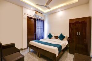 Postel nebo postele na pokoji v ubytování Hotel Bir home stay - couple friendly stay near nizamuddin