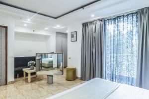 TV a/nebo společenská místnost v ubytování Red Rose Homestay - Rooms with Kitchenette