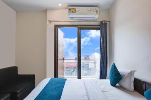 Postel nebo postele na pokoji v ubytování Hotel Bir home stay - couple friendly stay near nizamuddin