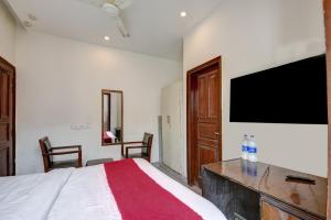TV a/nebo společenská místnost v ubytování Hotel Bir home stay - couple friendly stay near nizamuddin