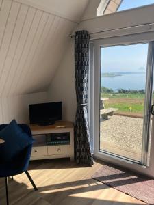 TV a/nebo společenská místnost v ubytování Tiny home on an organic croft, Isle of Arran + 36 fotografií