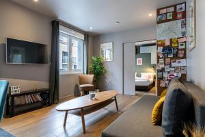 Televízia a/alebo spoločenská miestnosť v ubytovaní Les Appartements Cardinet + 22 fotografií