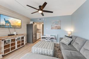 Una sala de estar con un sofá y un ventilador de techo. en 301 Ocean Ave, Unit 302 - The Harbor Light, en North Wildwood