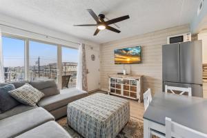 Una sala de estar con un sofá y un refrigerador. en 301 Ocean Ave, Unit 302 - The Harbor Light, en North Wildwood